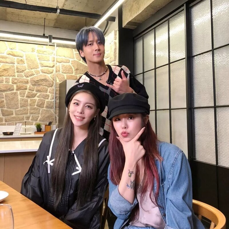 211008 Whee In Staff Instagram Update with Ailee and Ravi documents 2