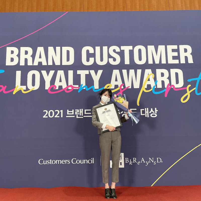 210427 IZ*ONE SNS Update - Yena at Brand Customer Loyalty Awards documents 6