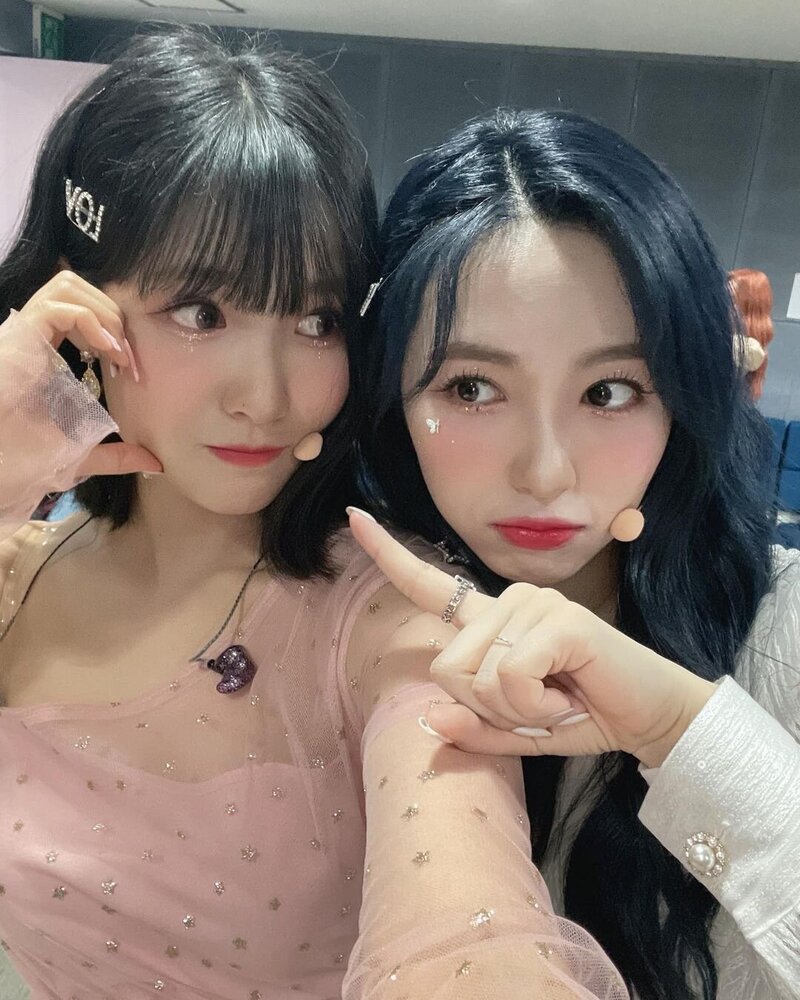 220904 CHERRY BULLET Instagram Update - Jiwon and Remi documents 4