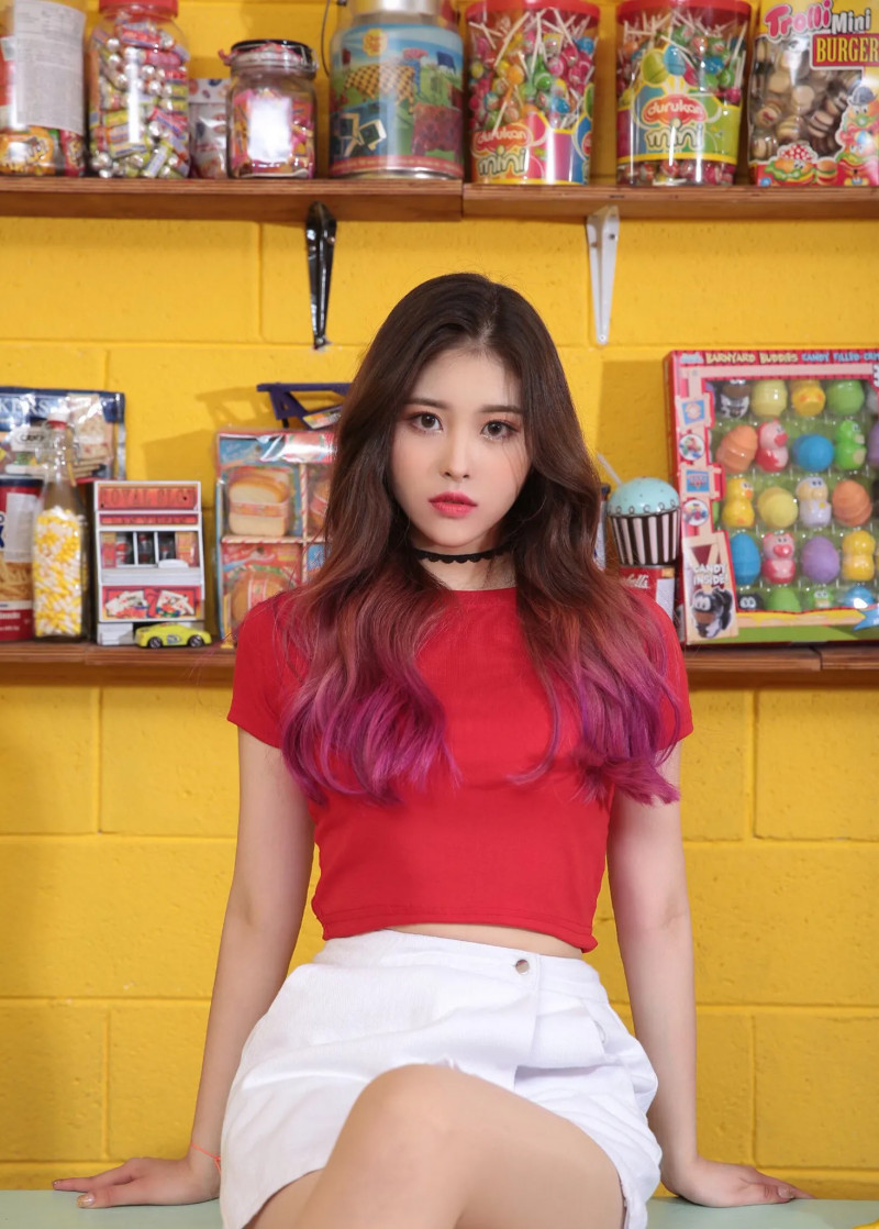 Yellow_Bee_Seolha_DVD_(Difference_Versus_Difference)_concept_photo_(1).png