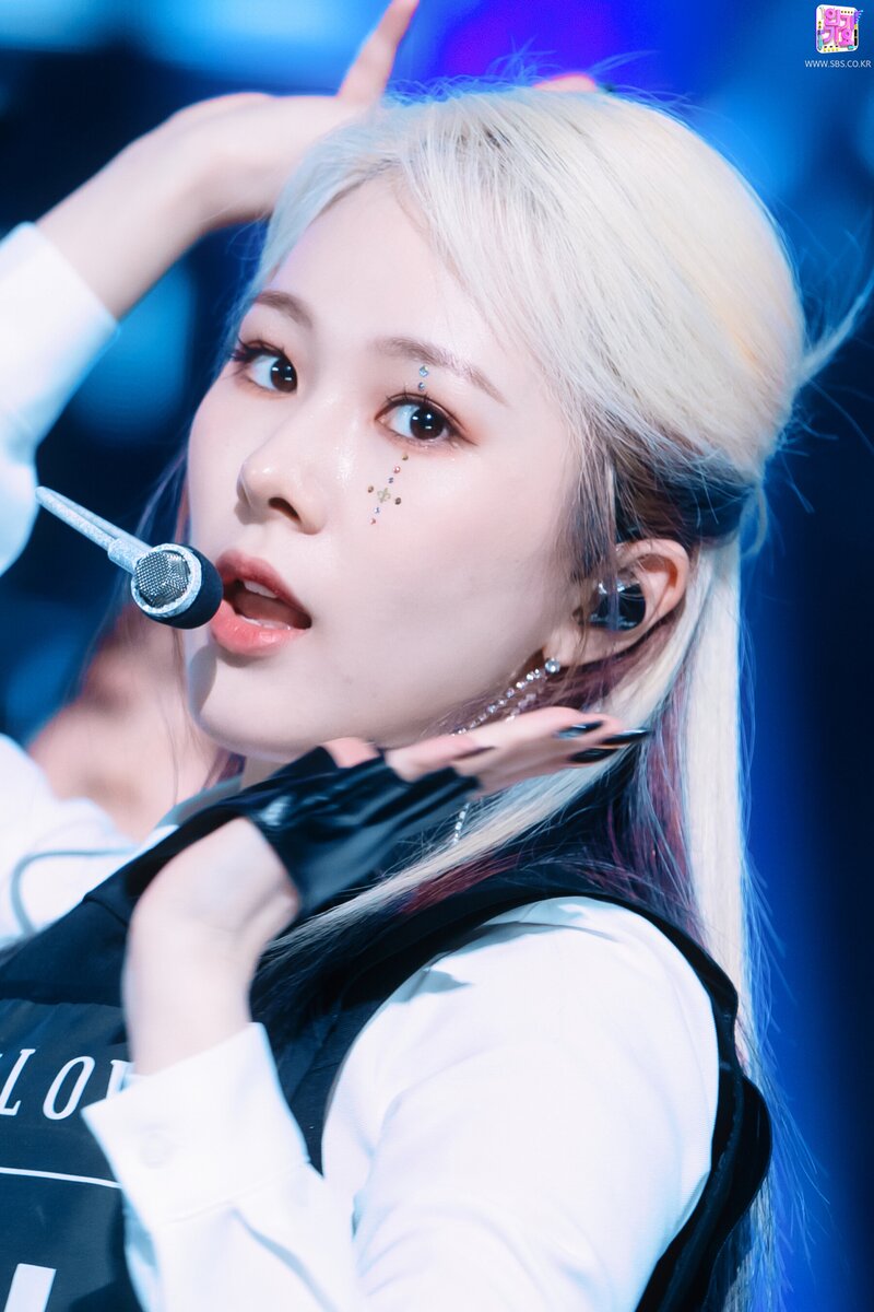 211212 EVERGLOW Mia - "PIRATE" at Inkigayo documents 5
