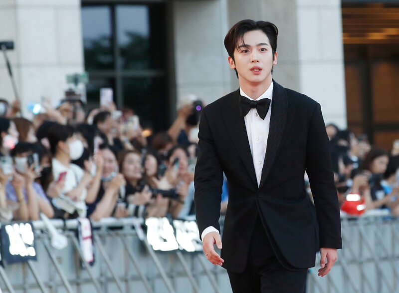 230719 WEi Kim Yohan at the 2nd Blue Dragon Series Awards Red Carpet documents 1