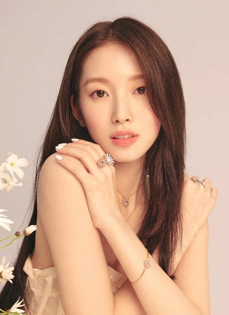OH MY GIRL's Arin for Damiani 'Margherita' Collection documents 1