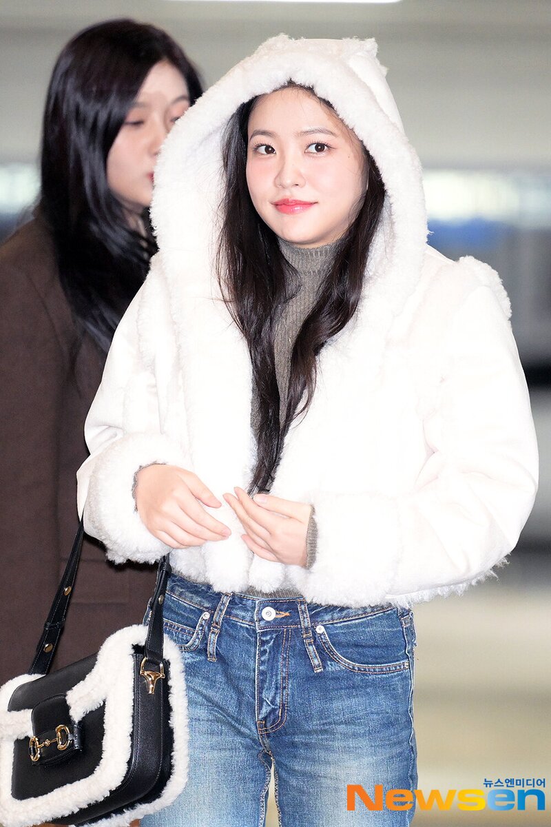 231118 Red Velvet Yeri at Incheon International Airport documents 1