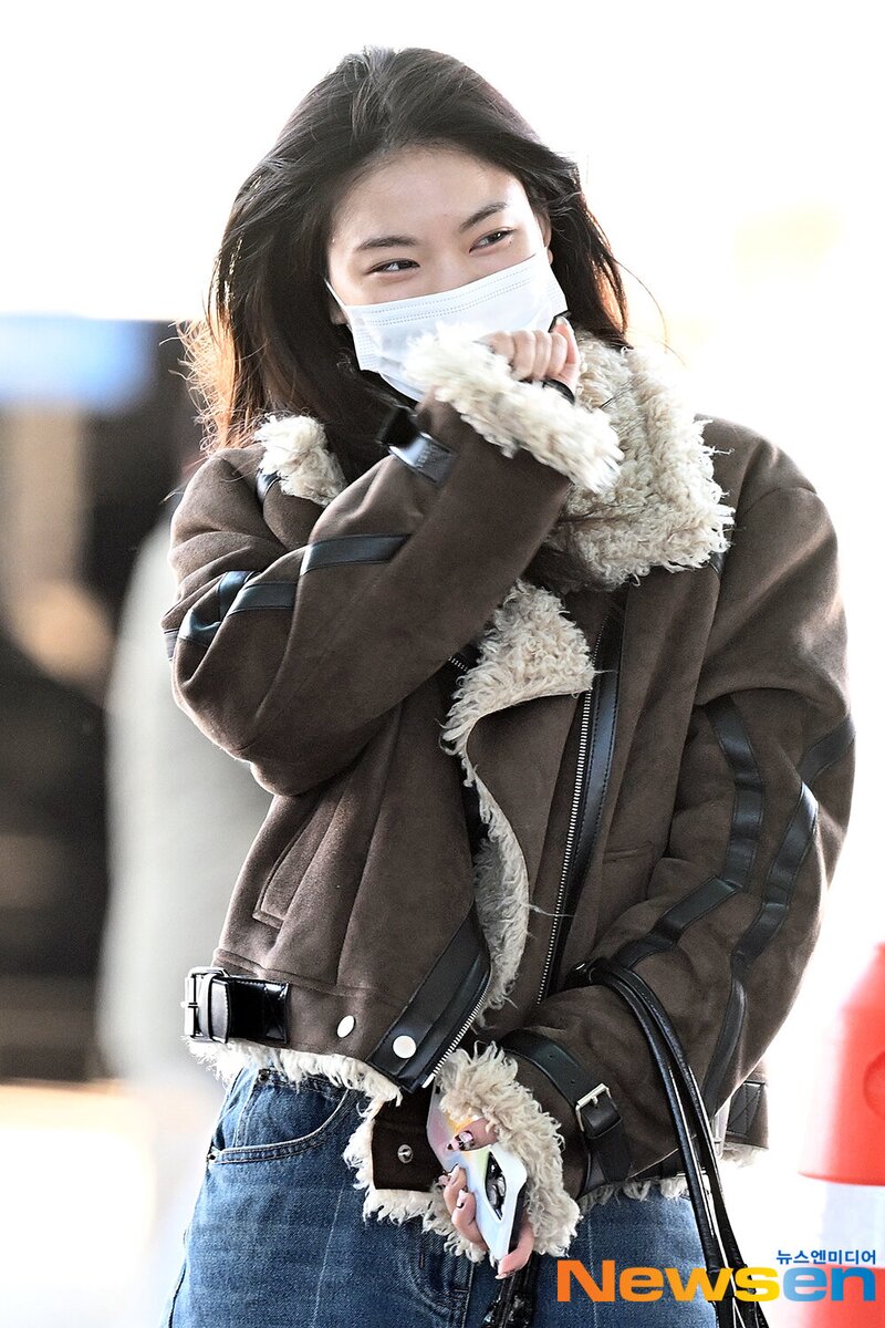 240301 STAYC Isa at Incheon International Airport documents 1