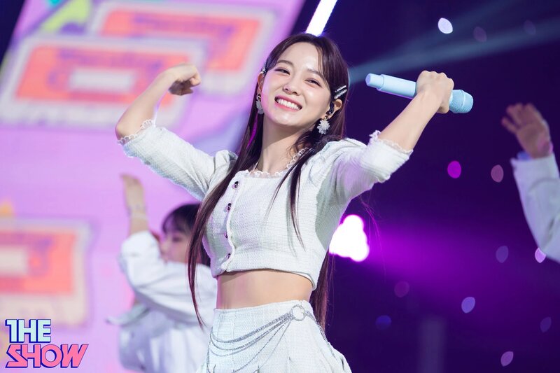 210406 Kim Sejeong 'Warning' at The Show documents 25