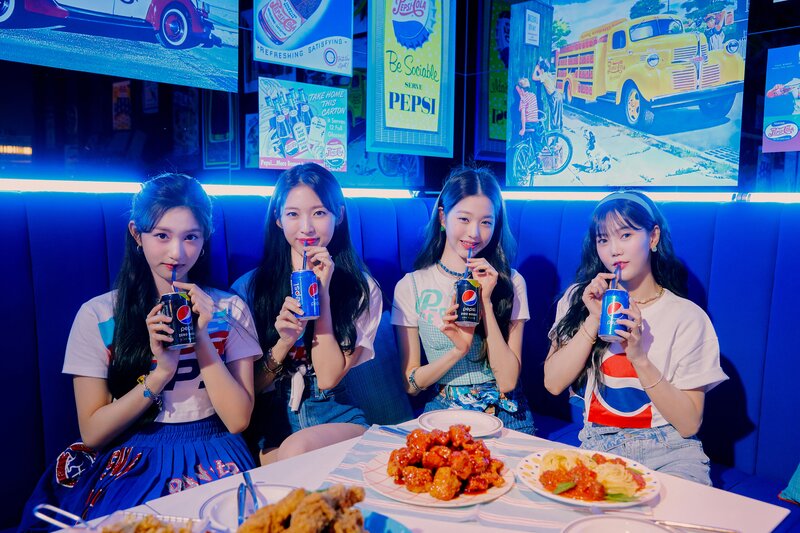 220704 Starship Naver - OH MY GIRL Arin & Hyojung with IVE Wonyoung & Leeseo - Pepsi 'BLUE & BLACK' MV Behind documents 14
