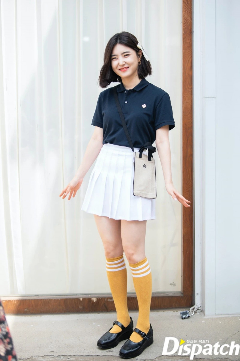210510 Brave Girls Yuna - Dispatch Fashion Photoshoot Behind documents 2