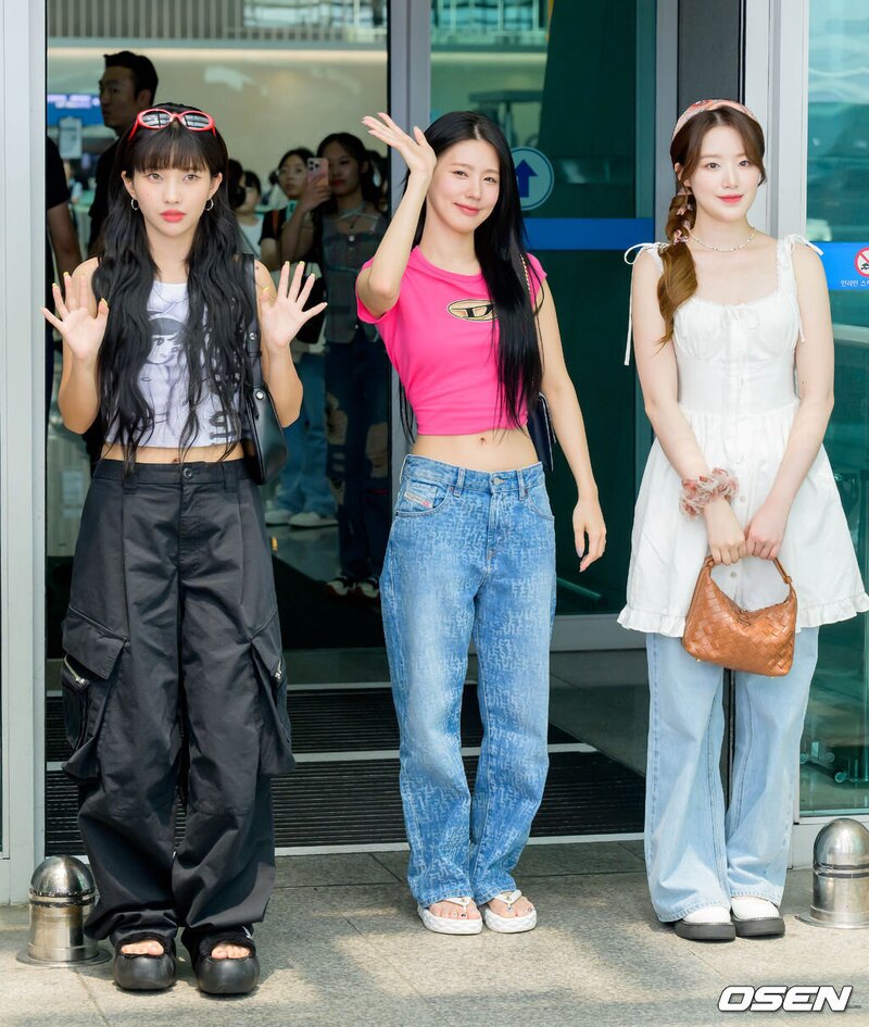 230721 (G)-IDLE Miyeon, Shuhua, and Soyeon at Incheon International Airport documents 2
