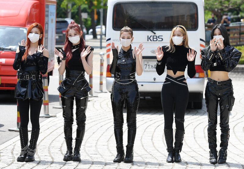 210512 ITZY - On the way to Show Champion documents 8