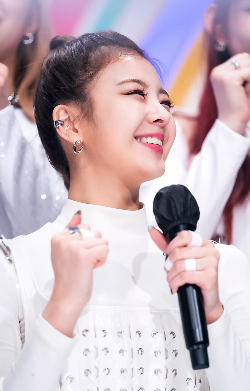 210502 ITZY 'Mafia In the morning' at Inkigayo documents 20