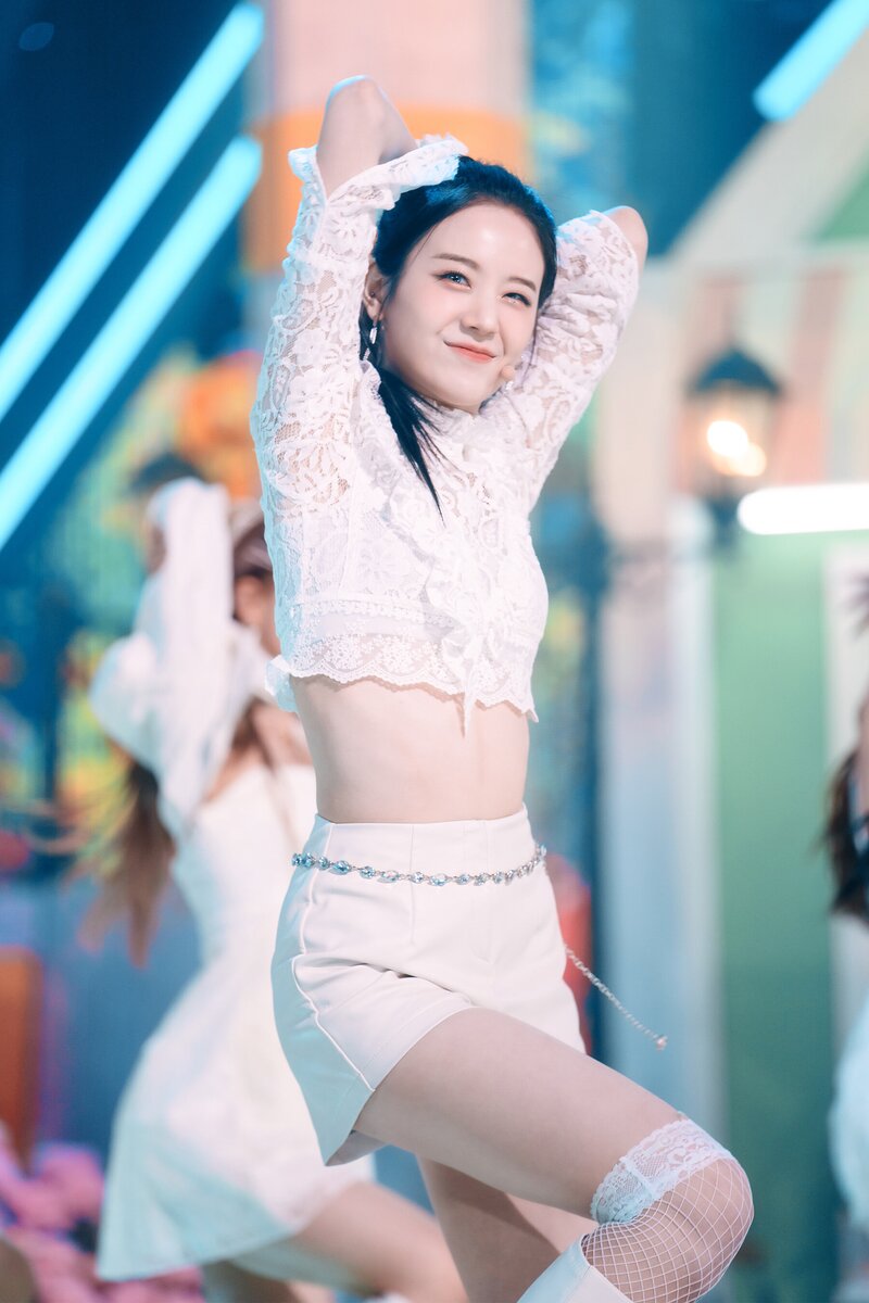 220123 fromis_9 Gyuri - 'DM' at Inkigayo documents 4