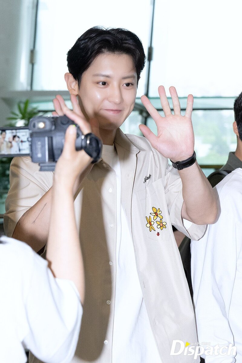 230608 EXO Chanyeol at Gimpo Airport documents 1