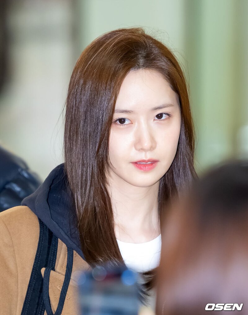 240213 Yoona at Gimpo International Airport documents 1