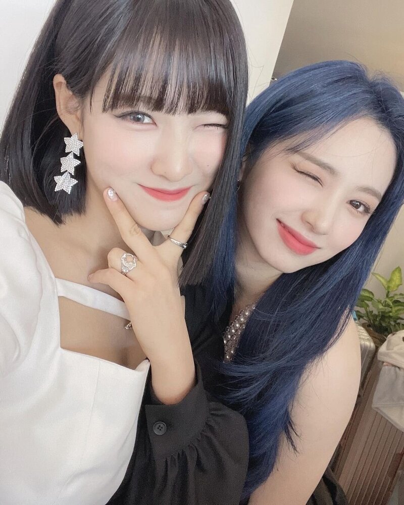 220904 CHERRY BULLET Instagram Update - Jiwon and Remi documents 1