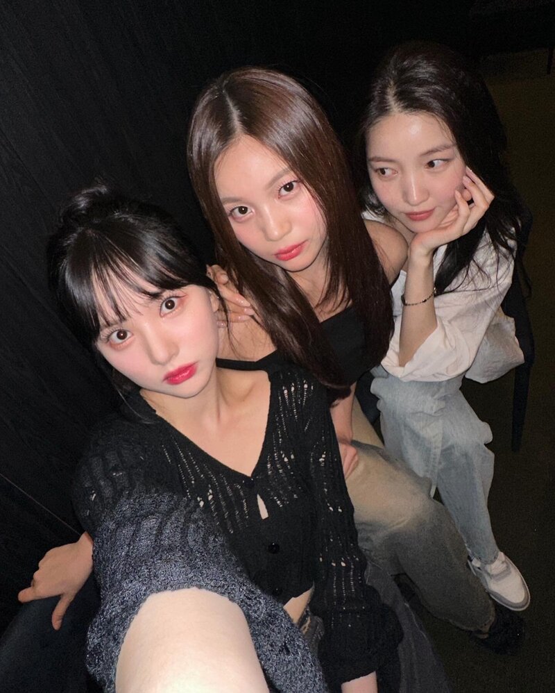 230809 VIVIZ Eunha Instagram Update with Umji & Sowon documents 1