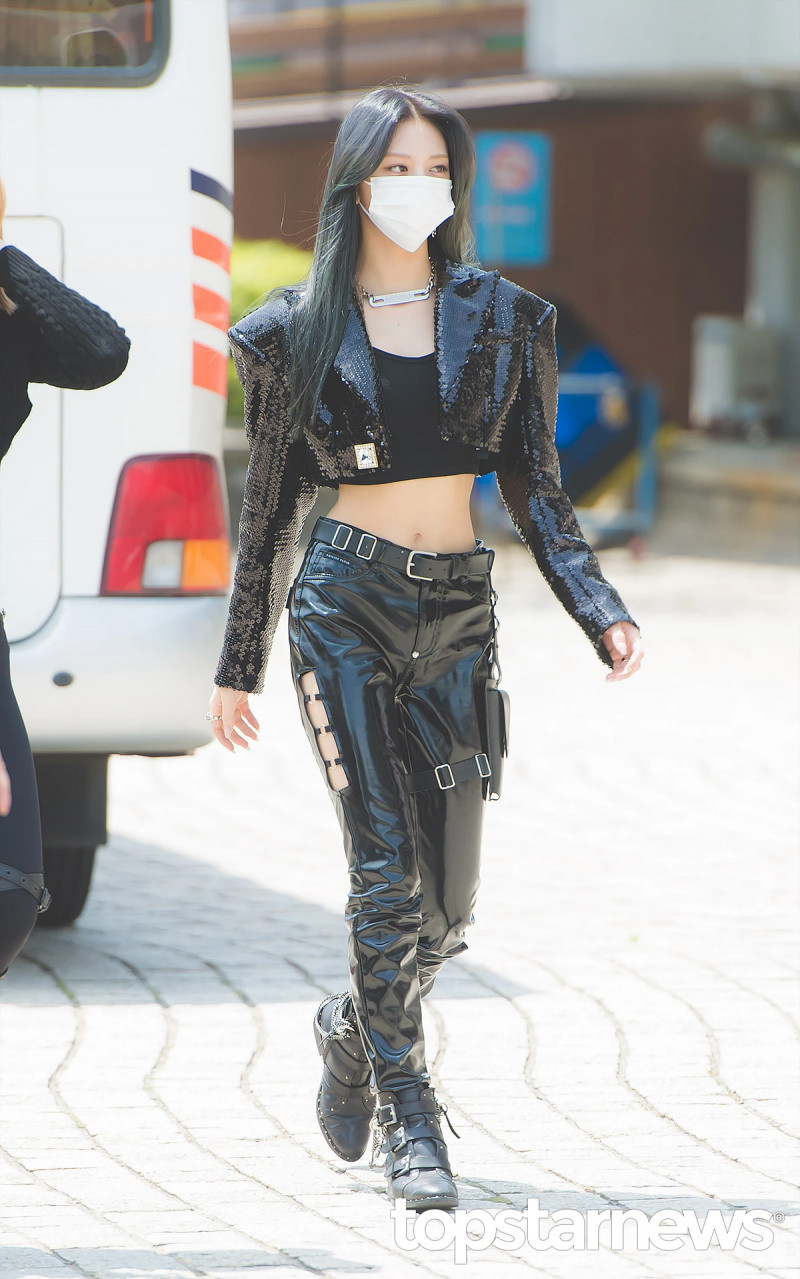 210512 ITZY Yuna - On the way to Show Champion documents 11