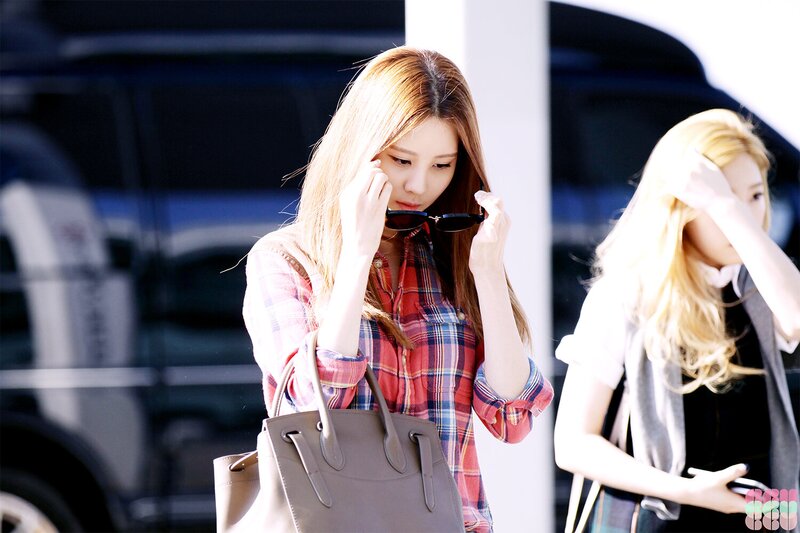 140906 Girls' Generation Seohyun at Incheon Airport documents 6