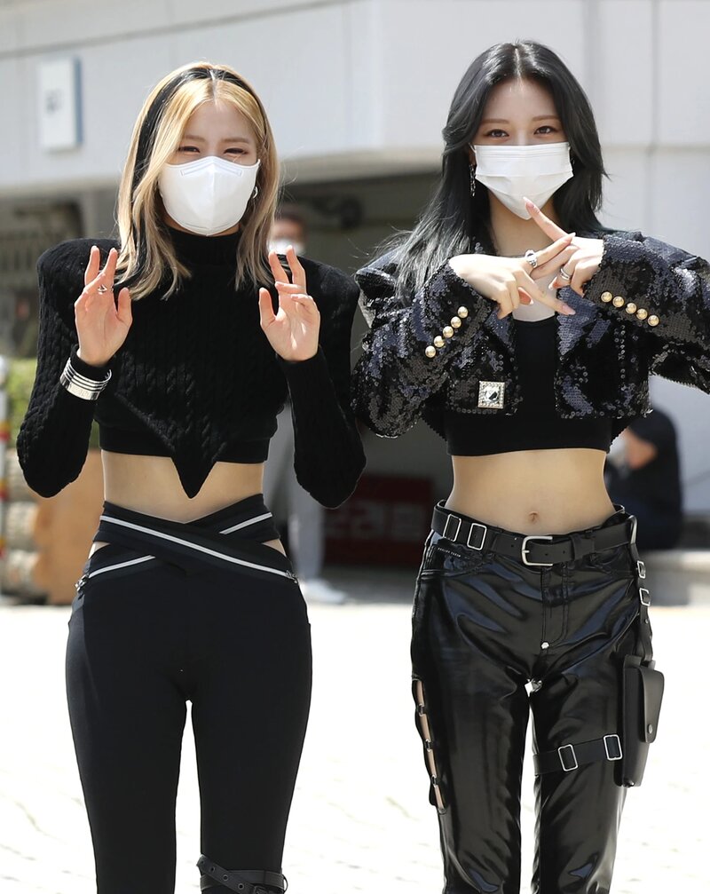 210512 ITZY - On the way to Show Champion documents 26