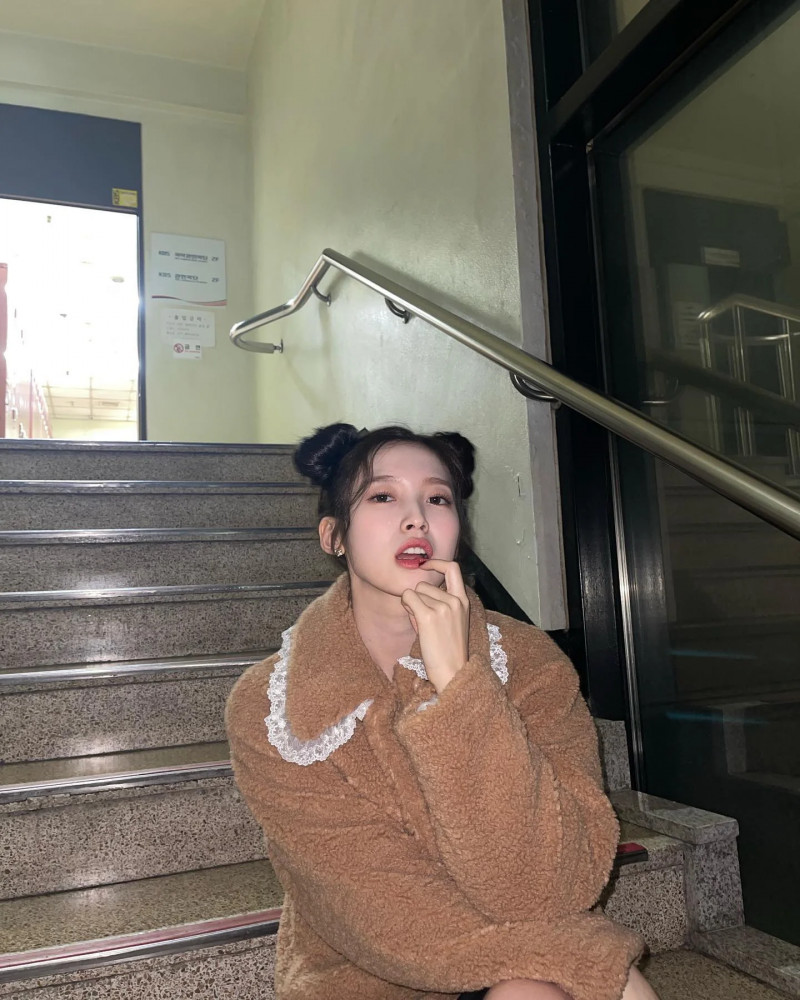 210220 OH MY GIRL Arin Instagram Update with Dreamcatcher Gahyeon documents 7