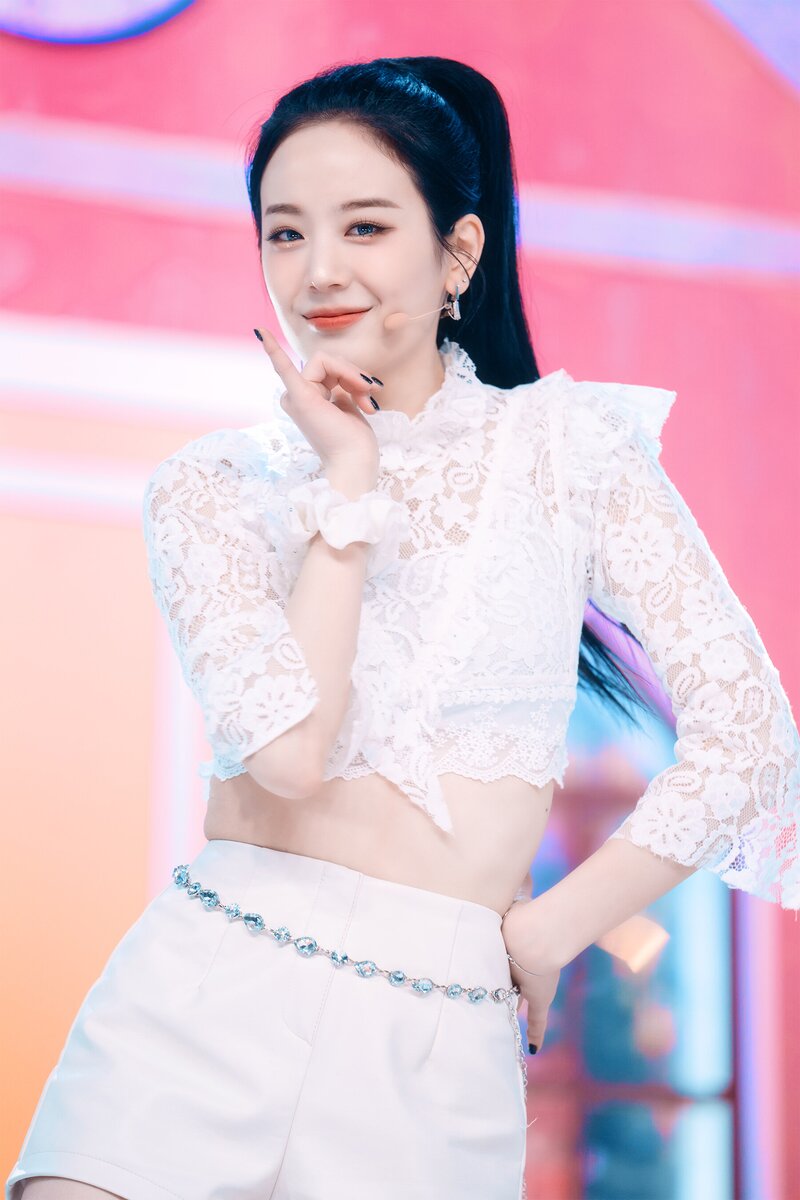 220123 fromis_9 Gyuri - 'DM' at Inkigayo documents 14