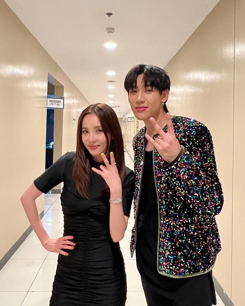 220729 Dara Instagram Update with Bambam documents 1