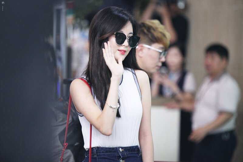 160812 Girls' Generation Seohyun at Gimpo Airport documents 3