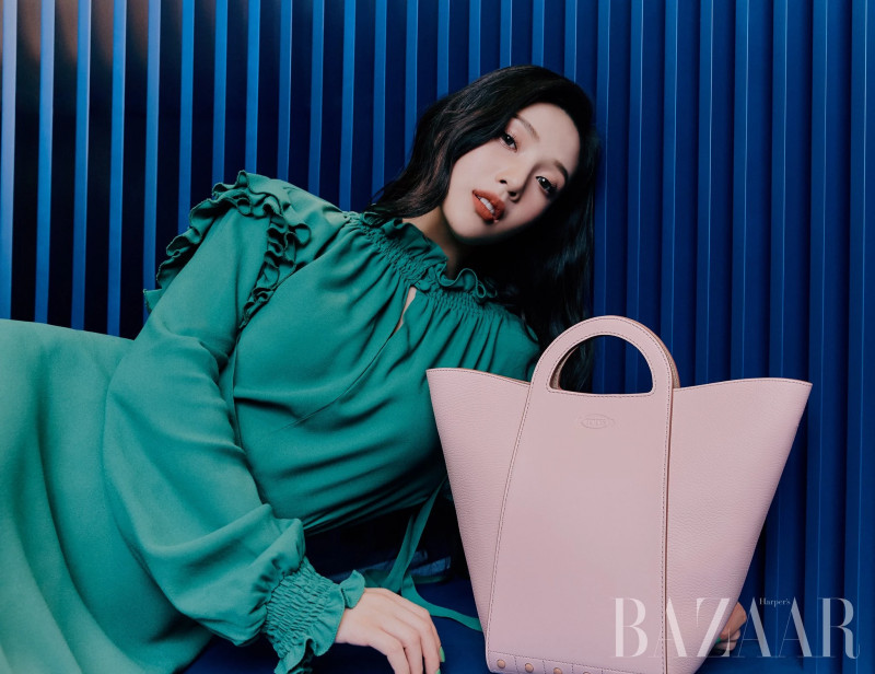 Red Velvet's Joy for Harper's Bazaar with Tod's documents 2