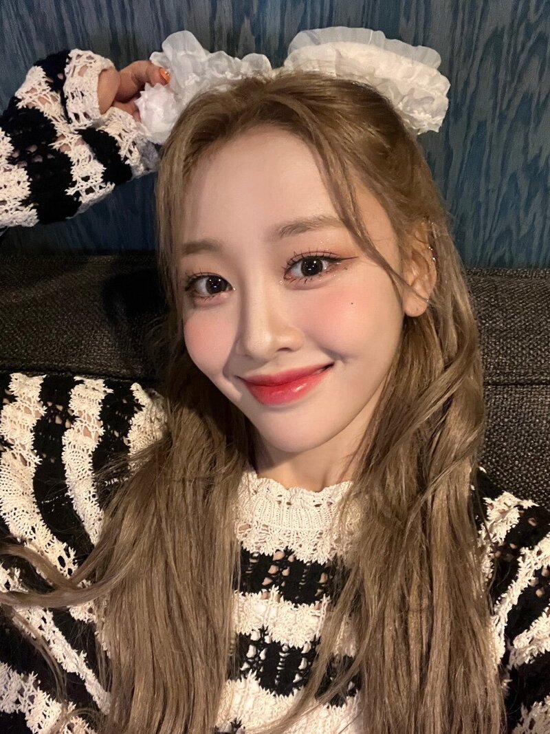 220828 LOONA Twitter Update - Yves documents 4