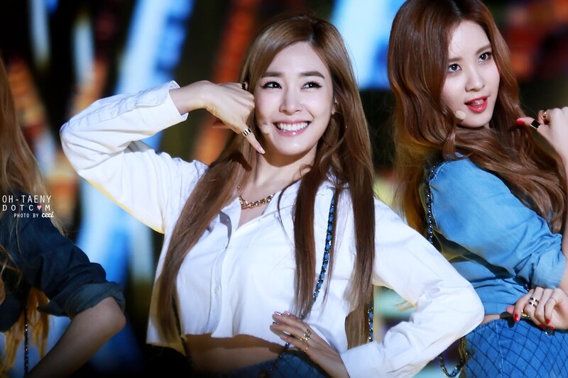 141003 Girls' Generation Tiffany and SISTAR Bora at Music Bank documents 2