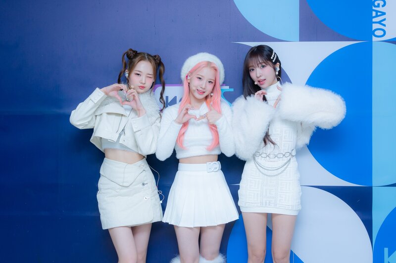 230219 SBS Twitter Update - LIMELIGHT at Inkigayo Photowall documents 2