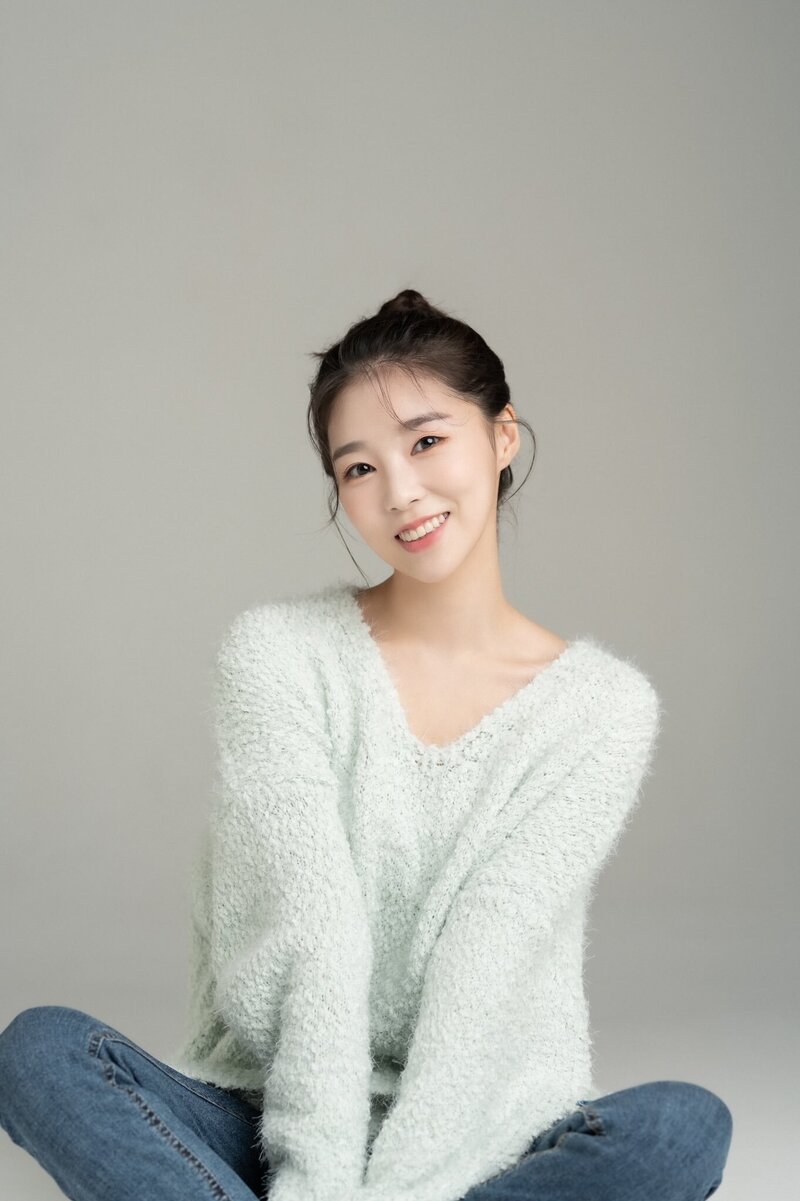 Lee Seo Young New Profile Photo for Urban network Entertainment documents 6