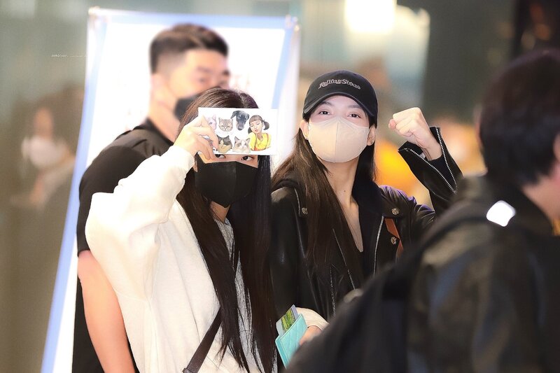 221021 JENNIE & LISA at the Incheon International Airport documents 1