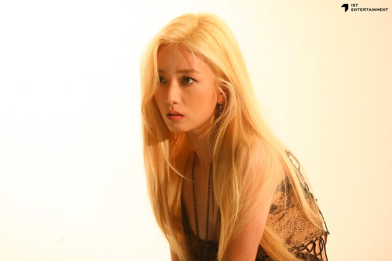 220607 IST Naver - Apink Bomi - MAPS June 2022 Issue Behind documents 13