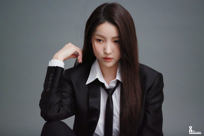 221115 OUI Entertainment Naver Post - Kim Sowon Profile Images Behind documents 3