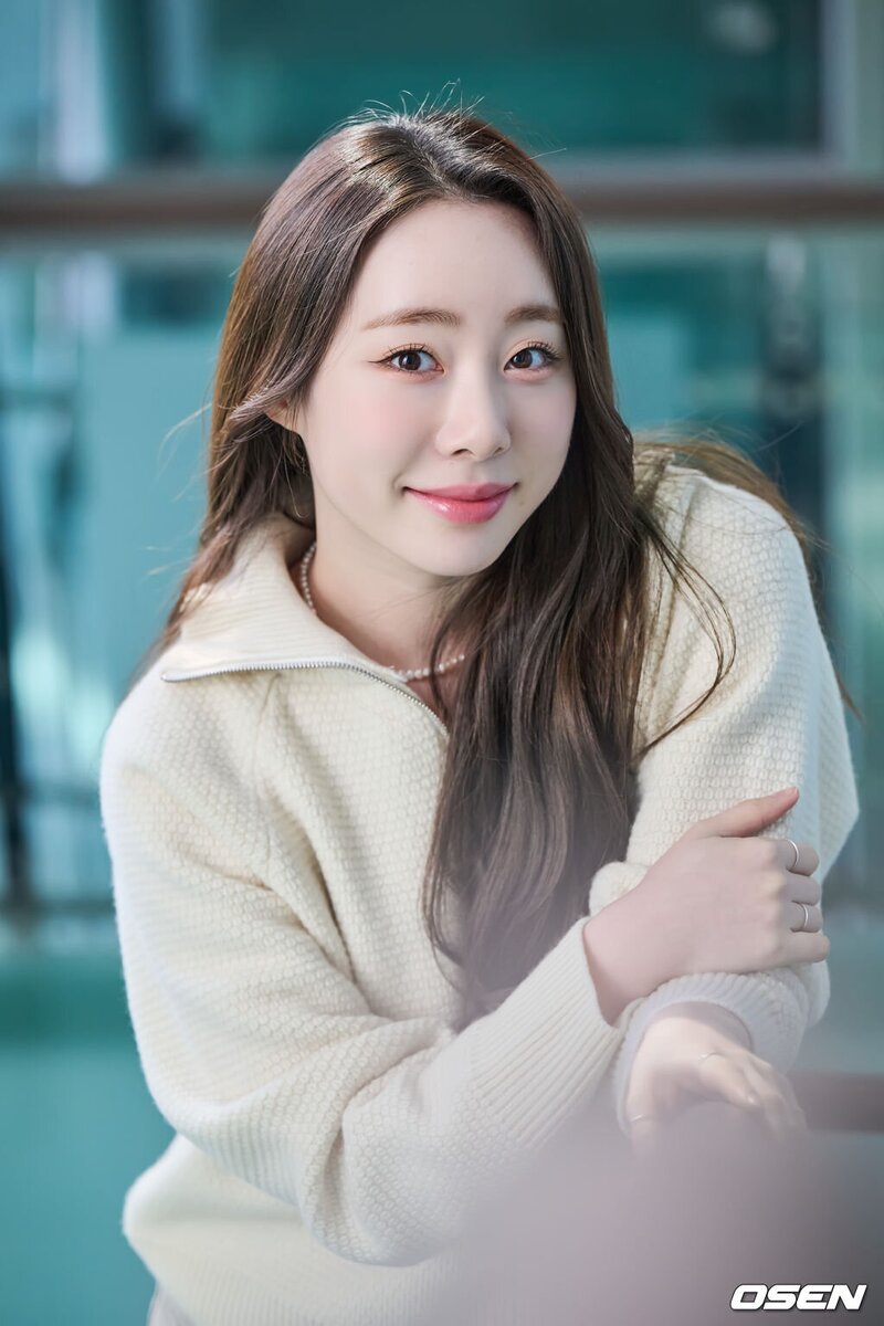221025 WJSN Yeonjung 'Crash Landing on You' Interview Photos documents 16