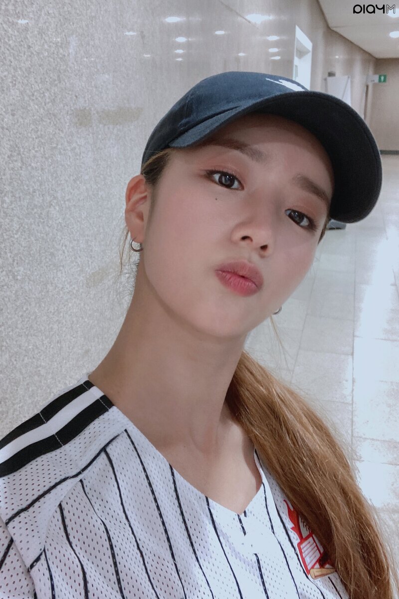 210604 PlayM Naver Post - Apink's Bomi LG Twins First Pitch Behind documents 19