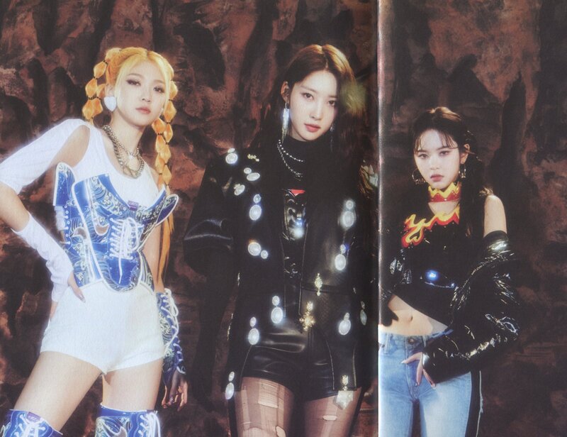 EVERGLOW "Return of the Girls" Album Scans documents 4