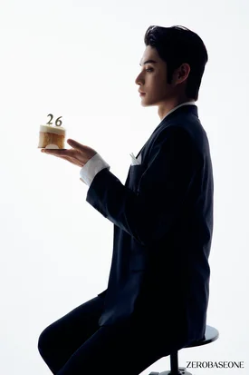 231215 Wakeone Naver update | Kim Jiwoong birthday shoot + behind the scenes photos