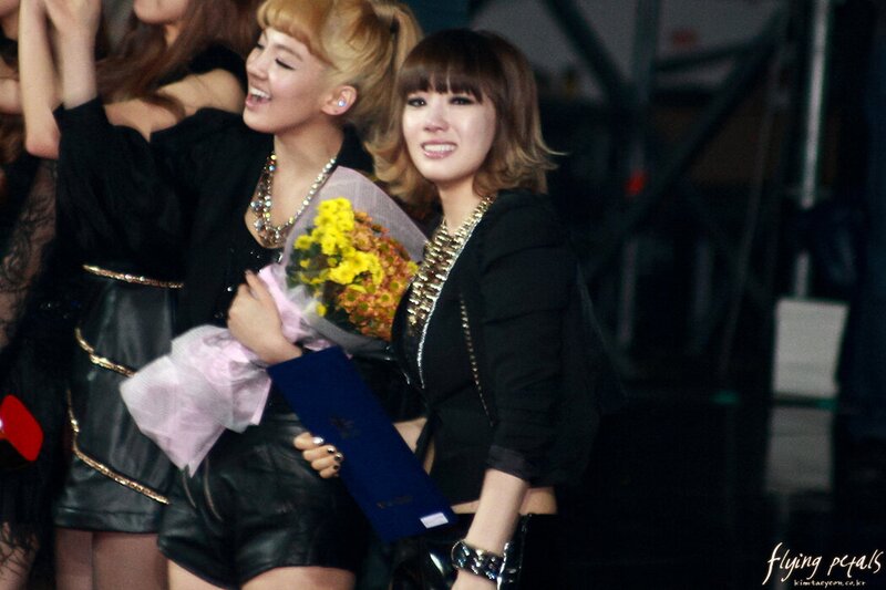 101209 Girls' Generation Taeyeon and Sunny at 2010 Golden Disk Awards documents 4