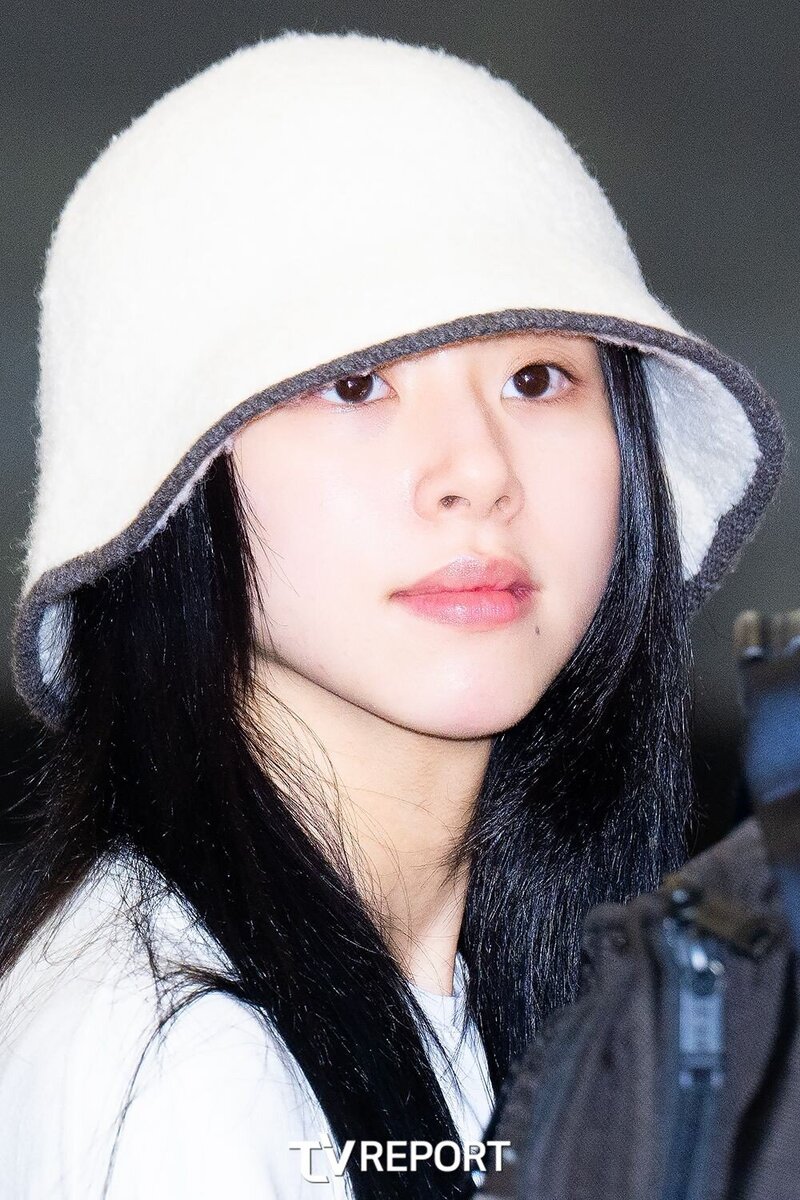 240419 TWICE Chaeyoung at Gimpo International Airport documents 1