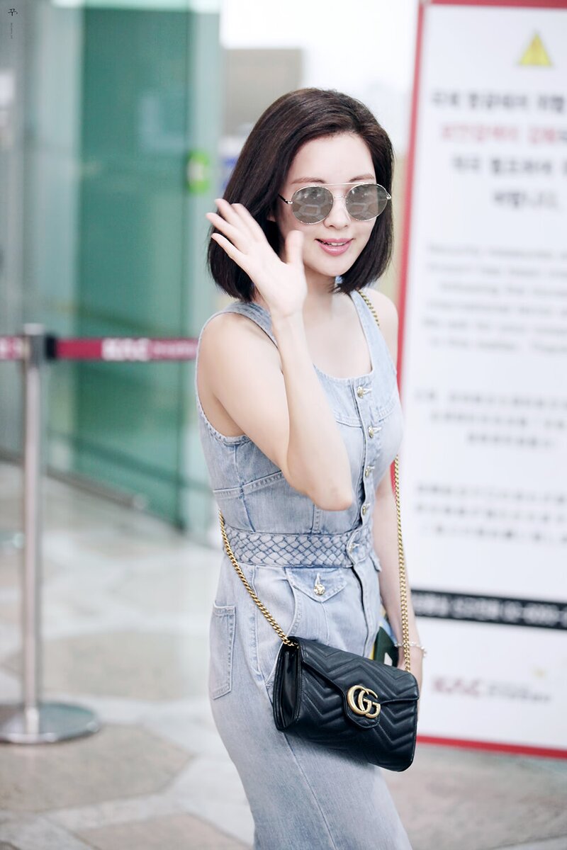 170715 Girls' Generation Seohyun at Gimpo Airport documents 6