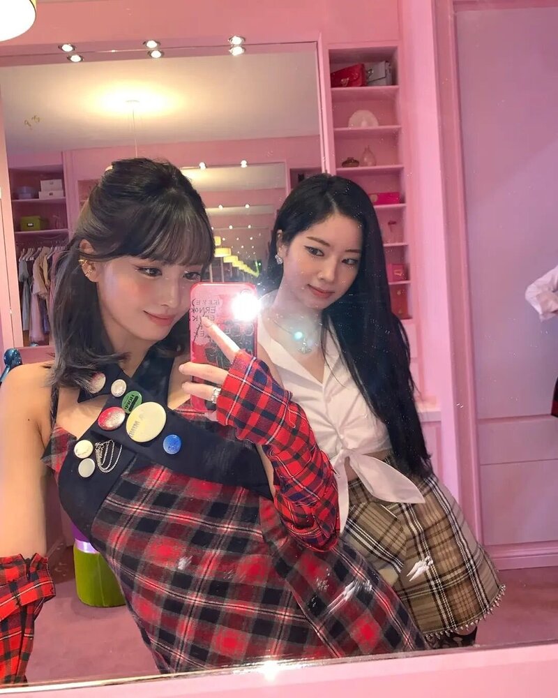 211001 Momo Instagram Update with Nayeon & Dahyun documents 4