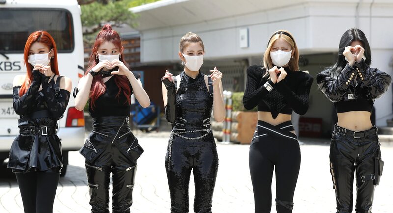 210512 ITZY - On the way to Show Champion documents 27