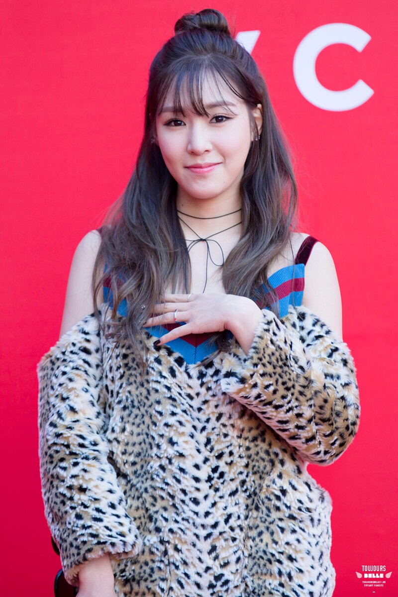 160324 Tiffany and SISTAR Bora at Seoul Fashion Week documents 1