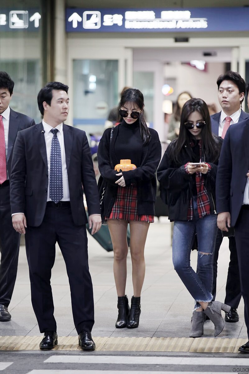 161025 Girls' Generation Seohyun at Incheon Airport documents 3