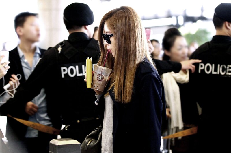 141004 Girls' Generation Seohyun at Gimpo Airport documents 3