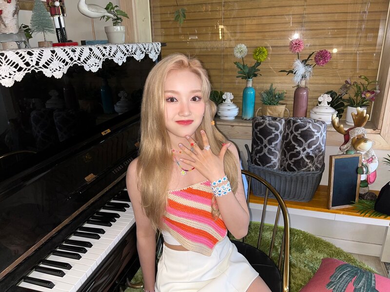 220902 LOONA Twitter Update - GoWon documents 2
