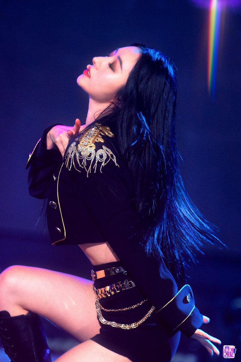 221006 Dreamcatcher SuA - 'VISION' at Inkigayo documents 5