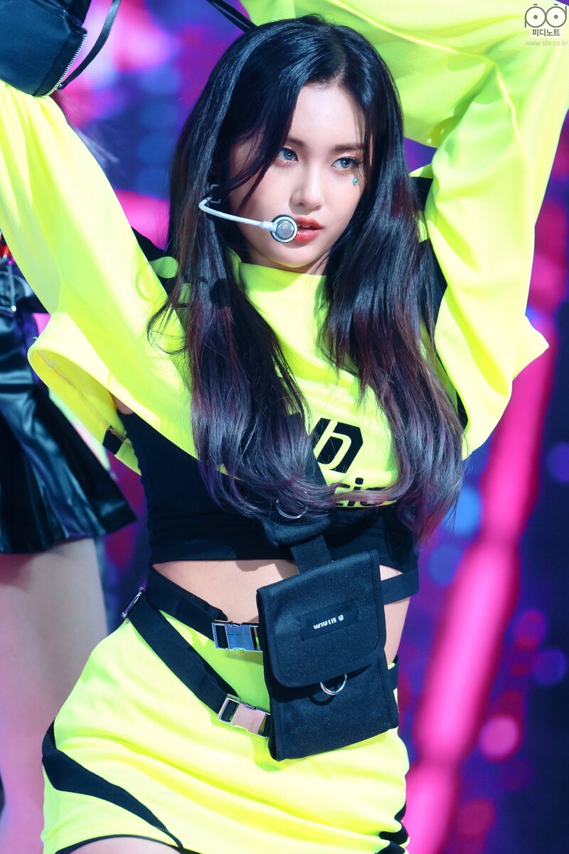 211205 EVERGLOW - 'Pirate' at Inkigayo documents 5